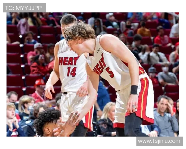 慢热！福克斯首节4中0仅靠罚球拿到2分 三分1中0