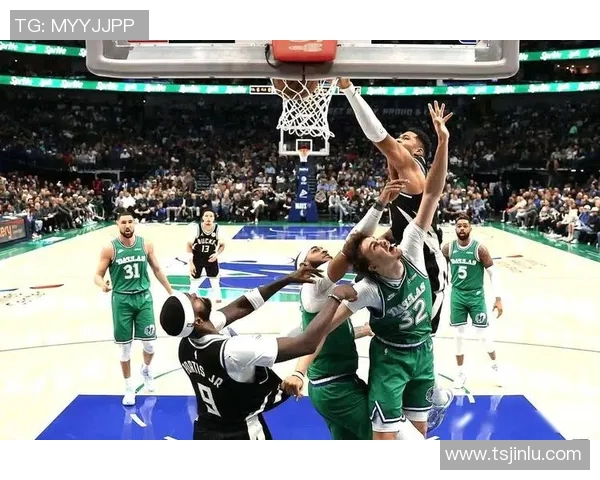 大将之风！老里把比赛用球给了字母哥 后者直接送给小将罗林斯